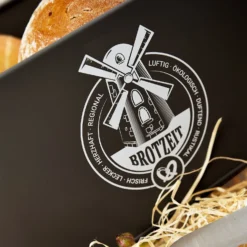 Stigby 2-in-1 Brotkasten Mit Schneidebrett Metallblech Bambus 10 Stigby 2-in-1 Brotkasten Mit Schneidebrett Metallblech Bambus -Küchenzubehör Verkaufsgeschäft 10038084 yy 0004 logo