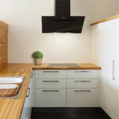 Zola Dunstabzugshaube Umluftset 90cm 635m³/h Aktivkohlefilter Schwarz -Küchenzubehör Verkaufsgeschäft 60002282 yy 0003 ambient Klarstein Zola 90 Dunstabzugshaube